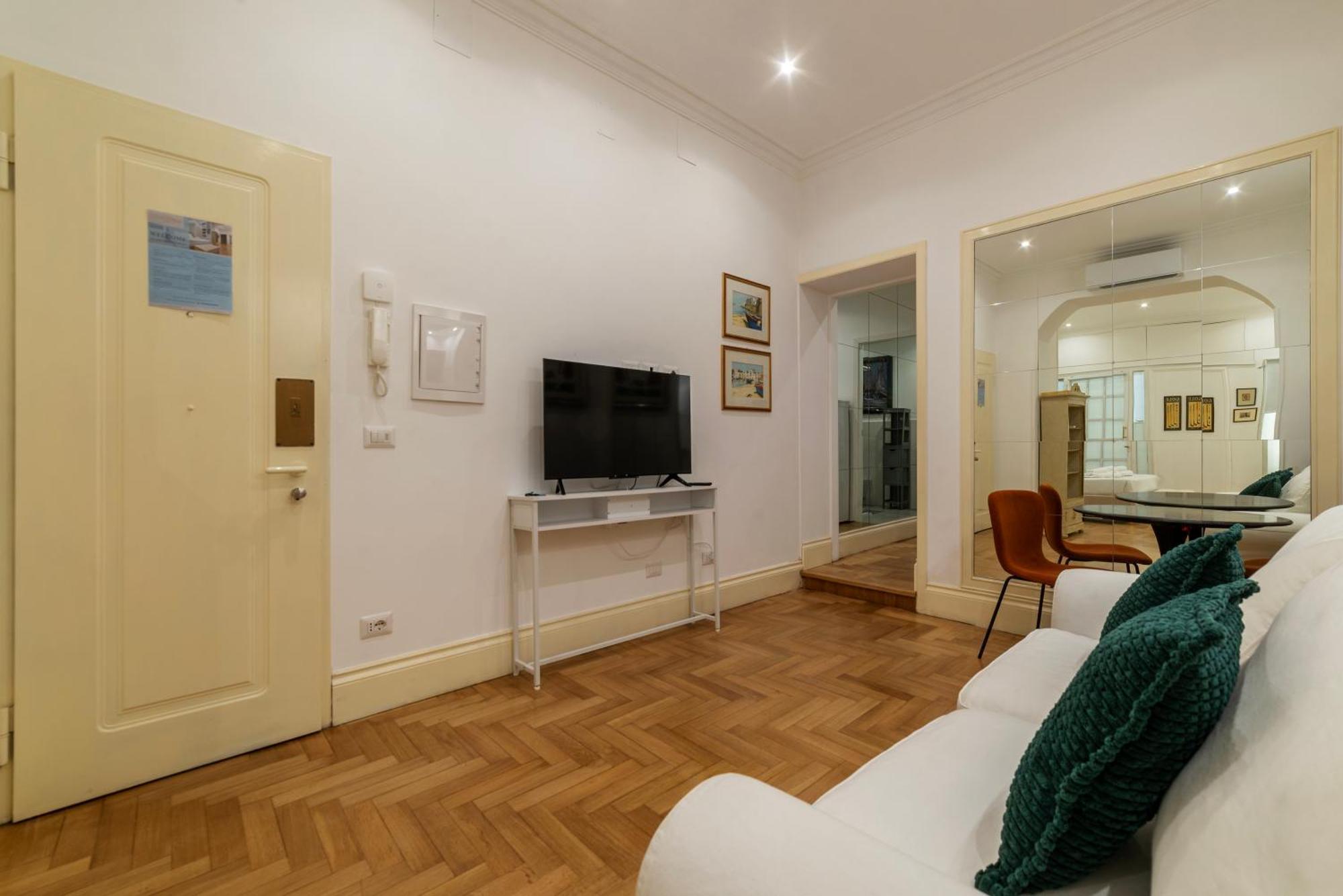 The Mirror Next To Spanish Steps Apartment *