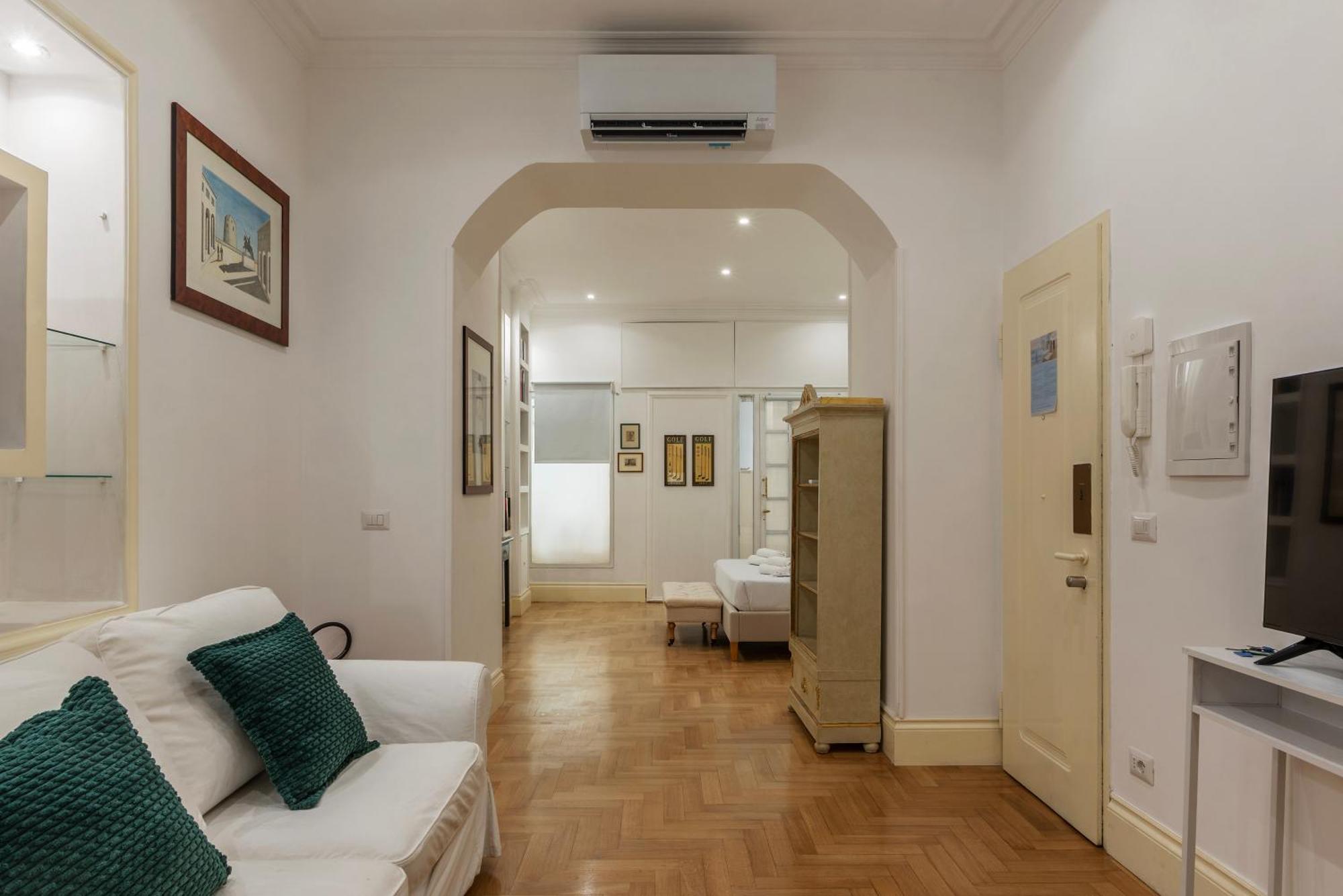 The Mirror Next To Spanish Steps Apartment Rom