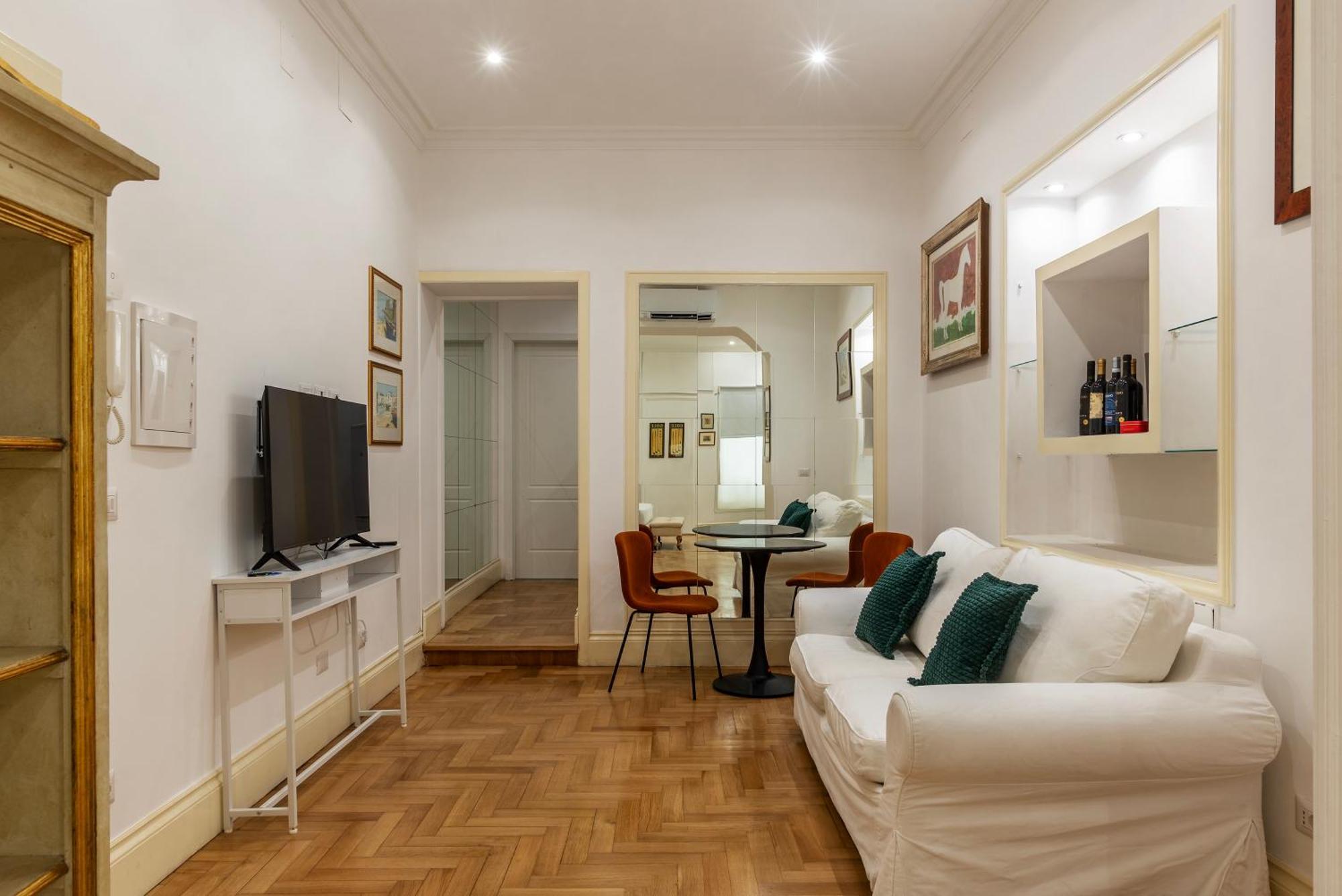 The Mirror Next To Spanish Steps Apartment Rom